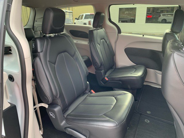Used 2024 Chrysler Pacifica Touring-L AWD/4WD image 17