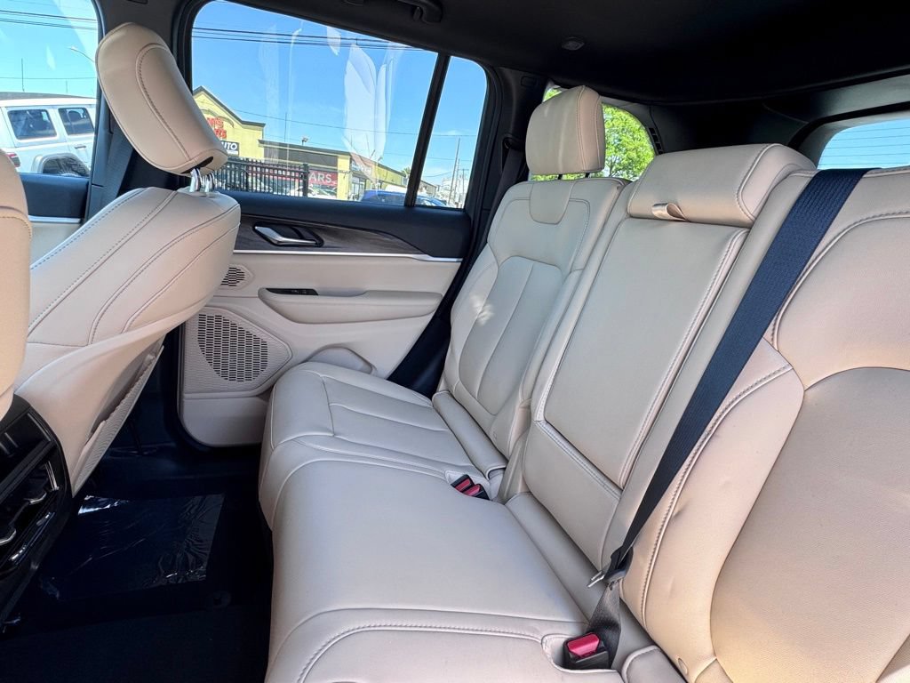 New 2026 Jeep Grand Cherokee Limited w/ Limited Altitude Package AWD/4WD image 16