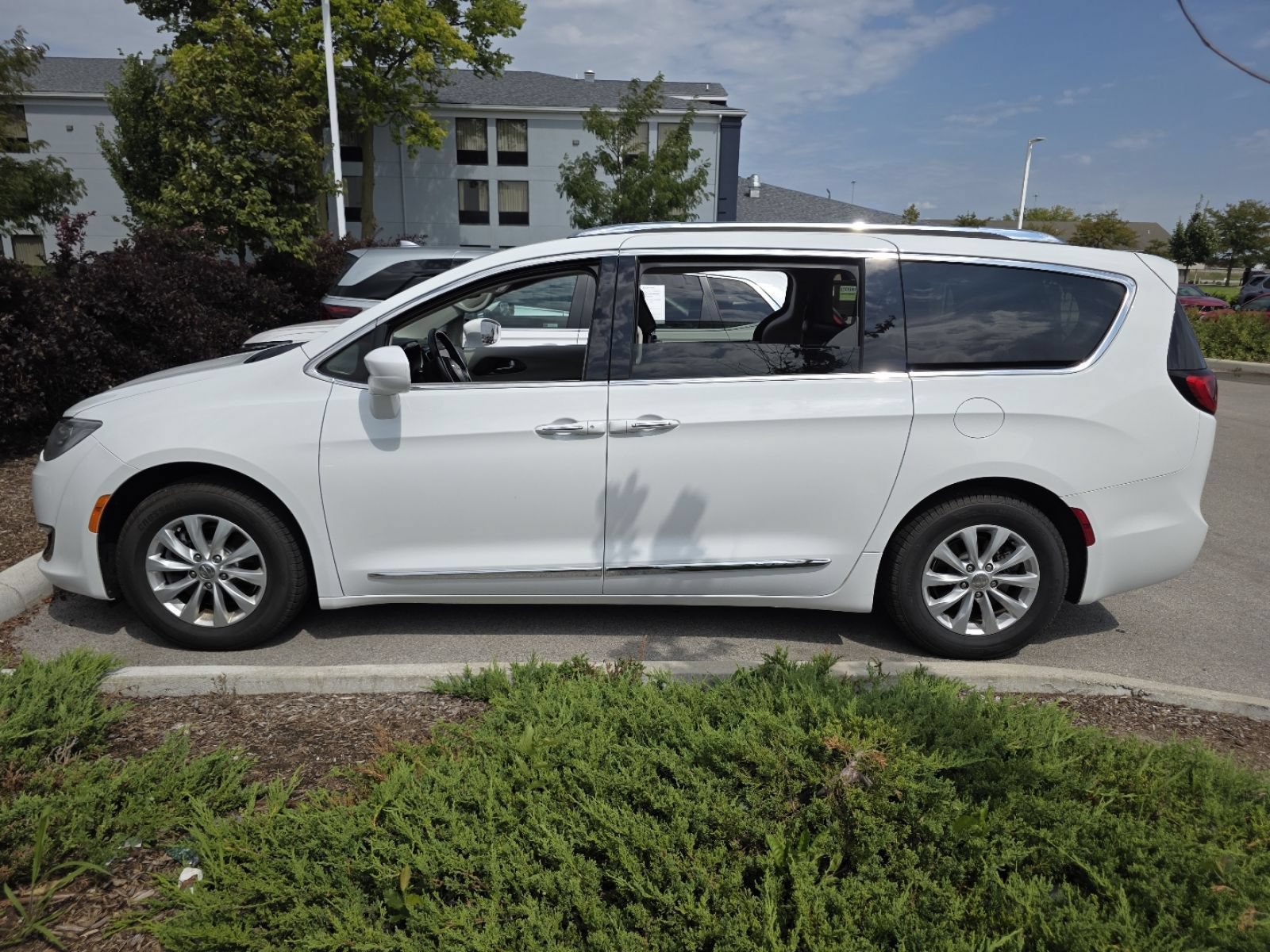 Used 2018 Chrysler Pacifica Touring-L FWD image 3