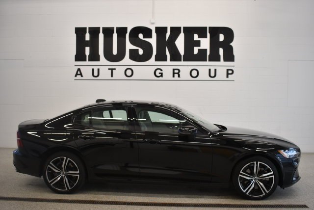 Used 2022 Volvo S60 T8 R-Design Expression w/ Premium Package AWD/4WD image 2