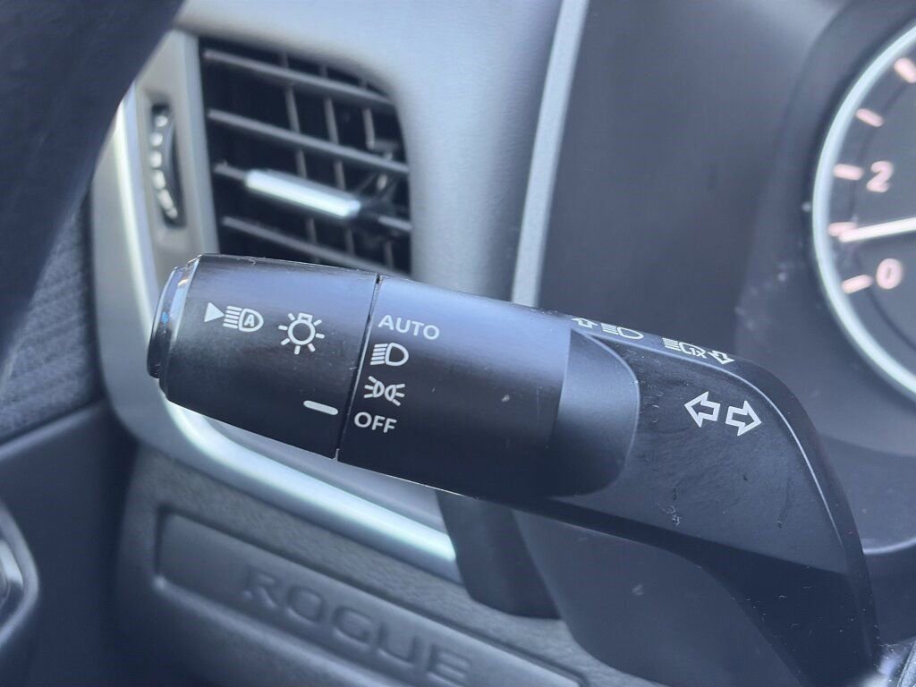 Used 2023 Nissan Rogue S image 18