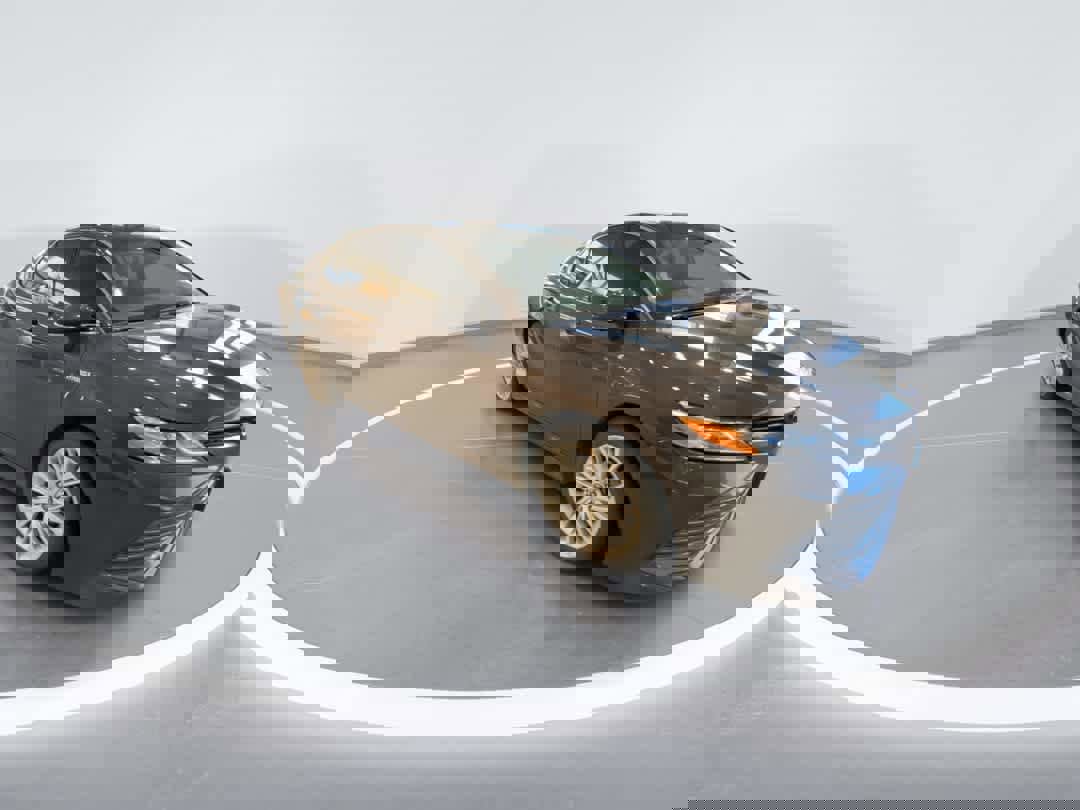 Used 2018 Toyota Camry XLE image 2