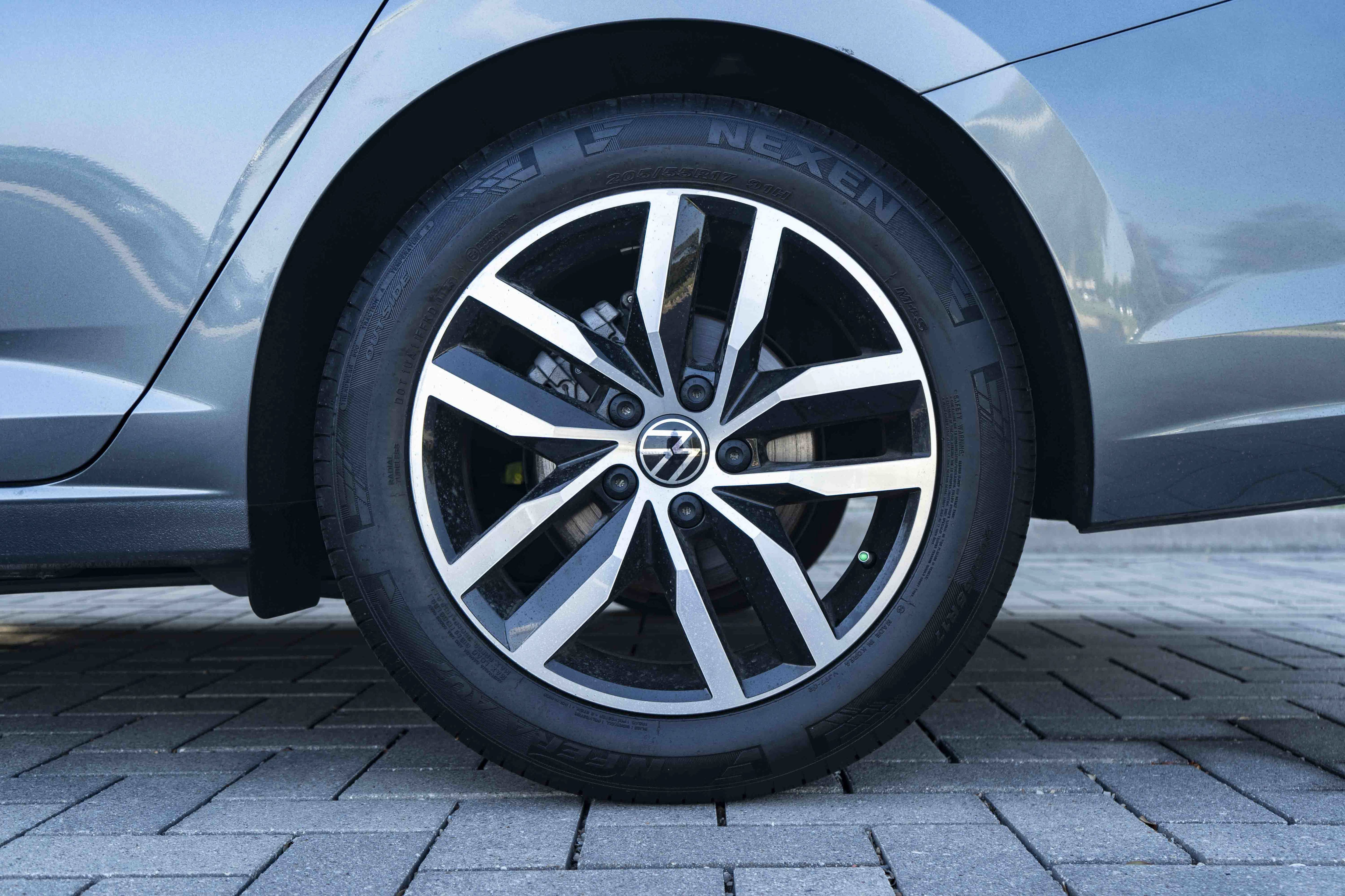 Certified 2025 Volkswagen Jetta SE w/ Sunroof Package FWD image 14