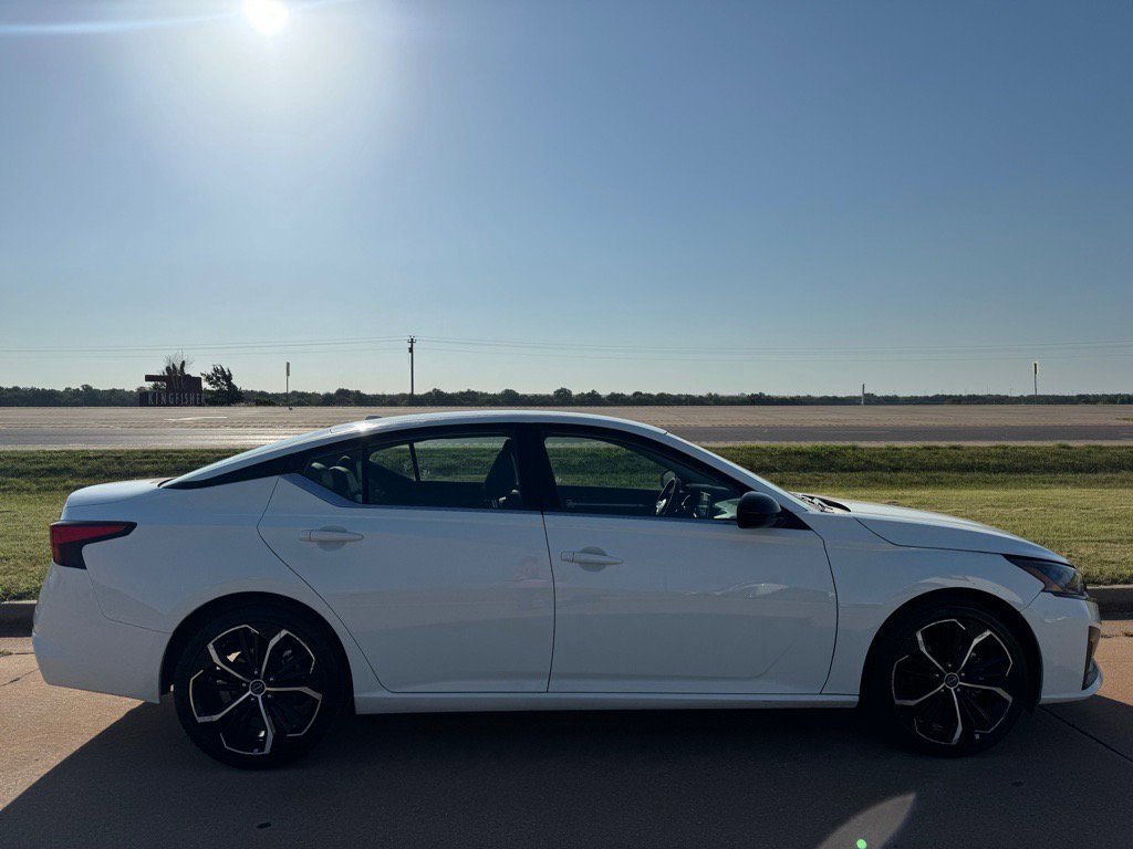 Used 2023 Nissan Altima 2.5 SR image 2