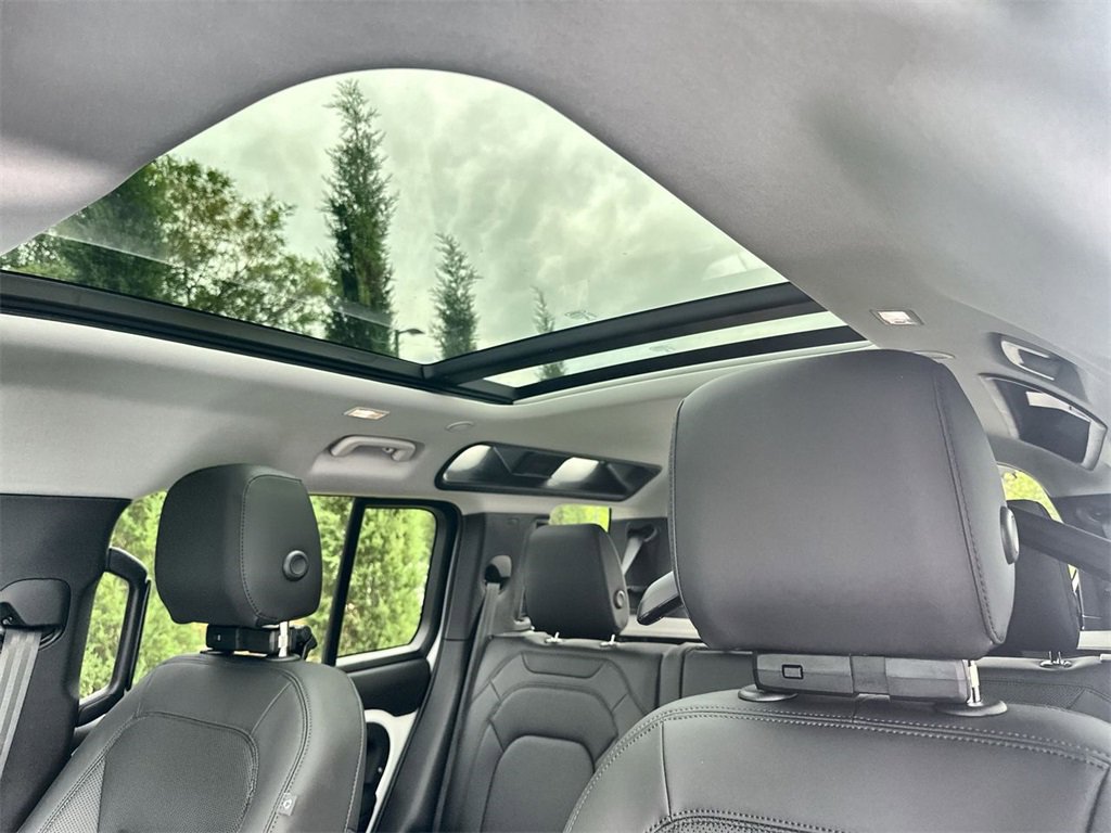 Used 2025 Land Rover Defender 110 S image 19