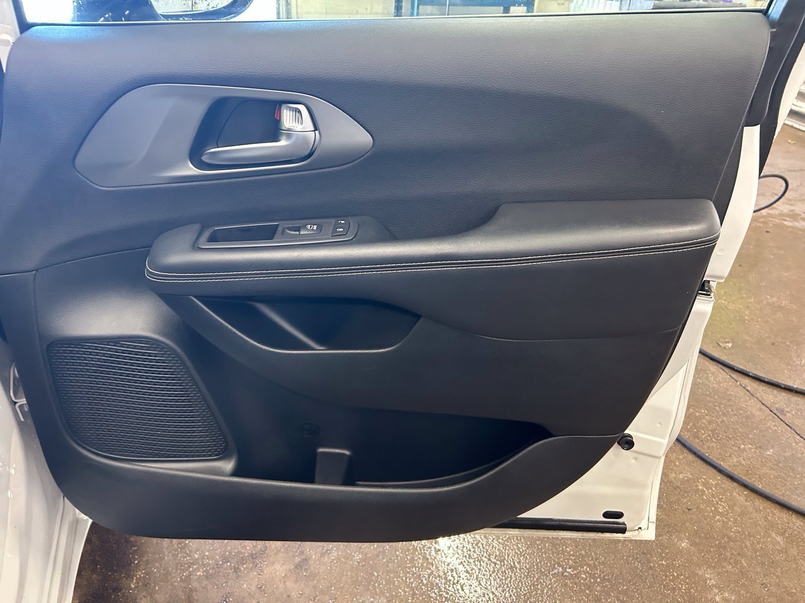 Used 2025 Chrysler Pacifica Select FWD image 31