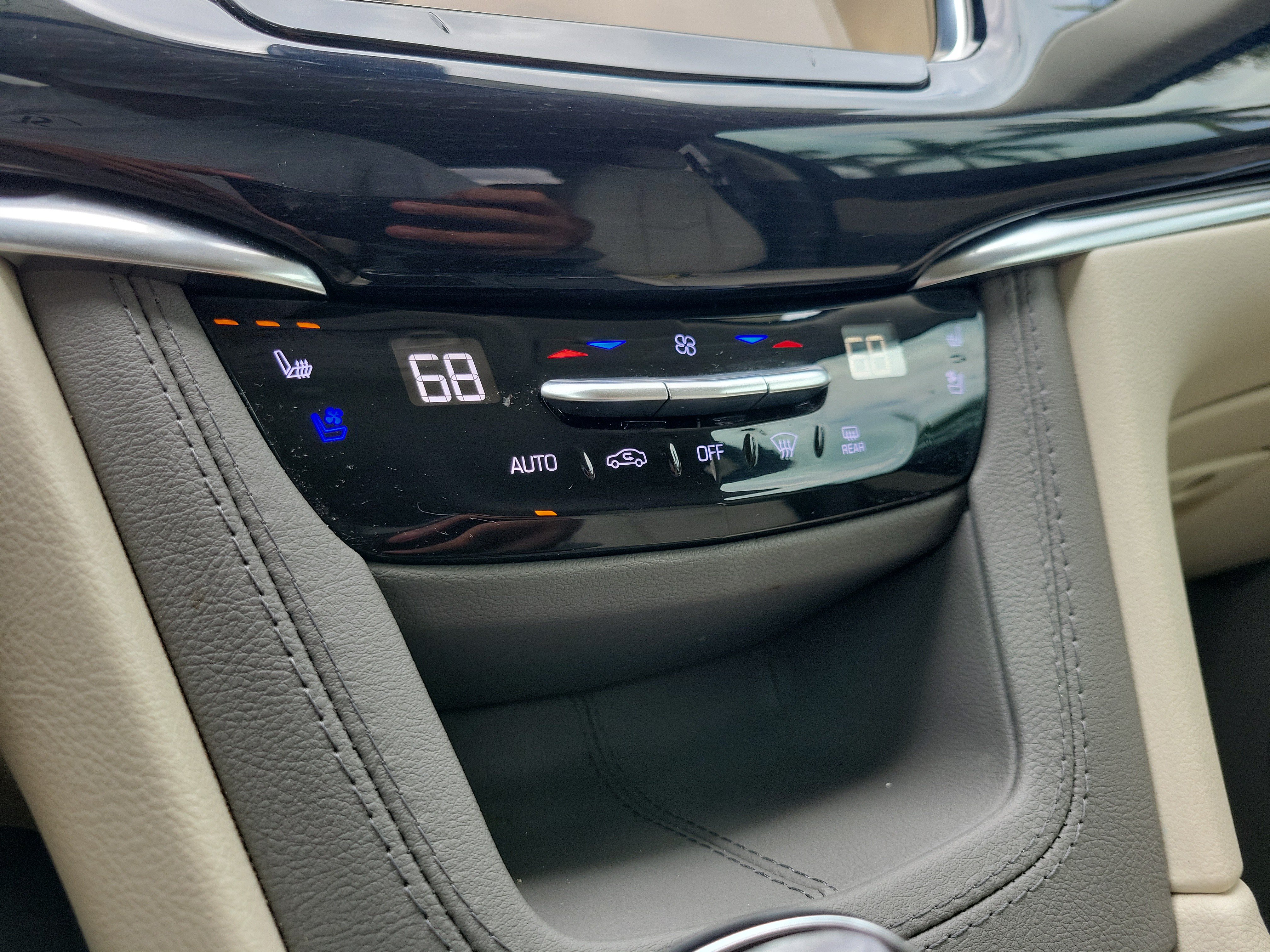 Certified 2024 Cadillac XT6 Premium Luxury w/ Technology Package FWD image 25