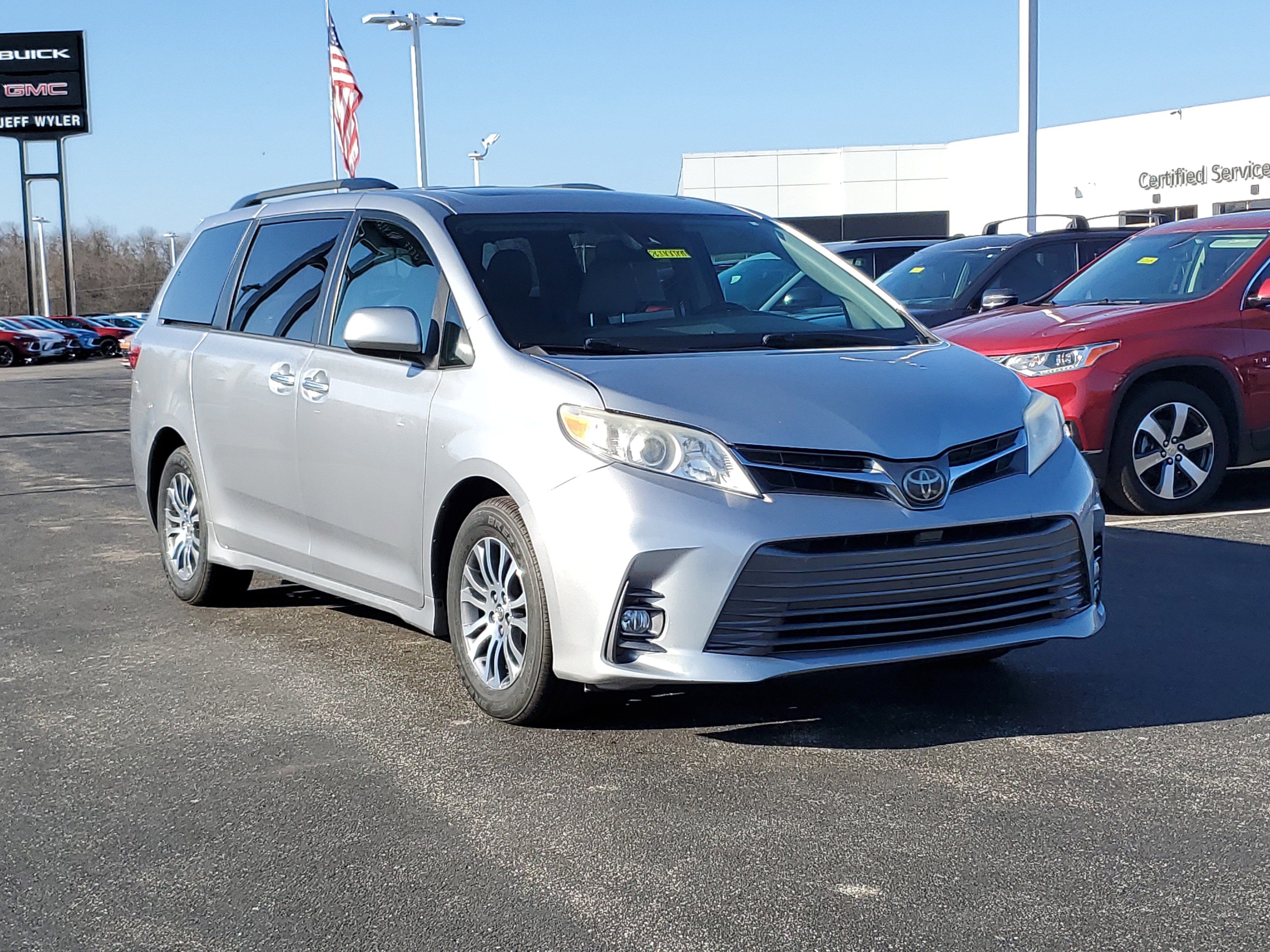 Used 2018 Toyota Sienna XLE video 1