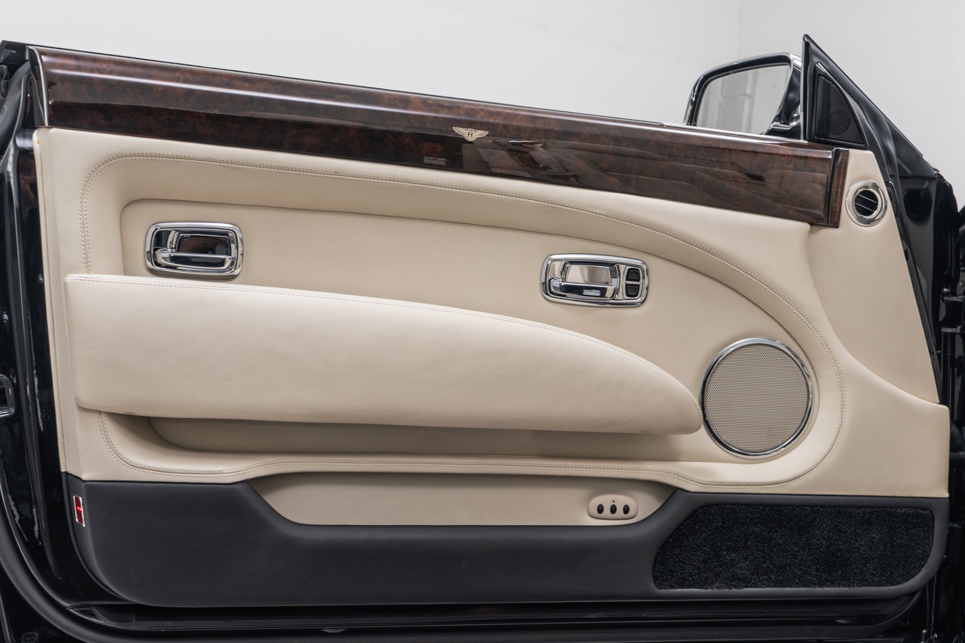 Used 2009 Bentley Azure RWD image 44