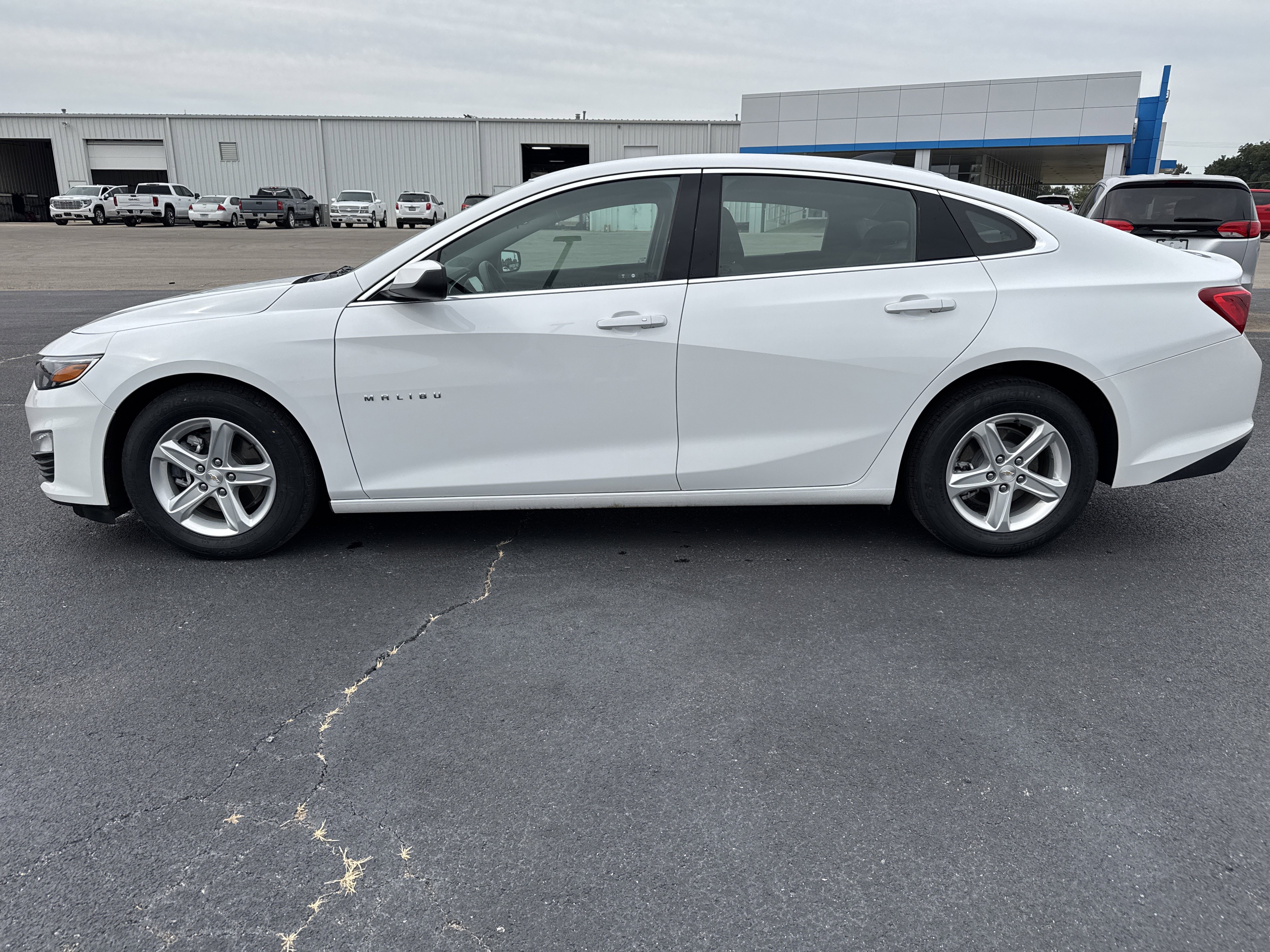 Used 2024 Chevrolet Malibu LS w/ Driver Confidence Package FWD image 2