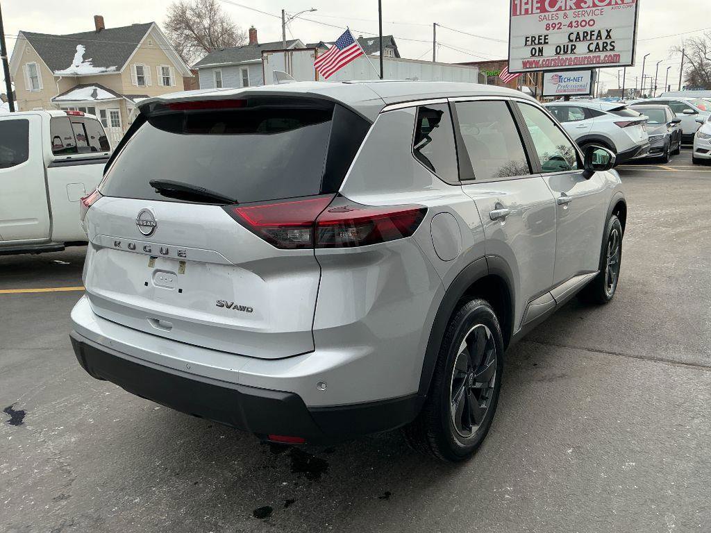 Used 2024 Nissan Rogue SV image 2