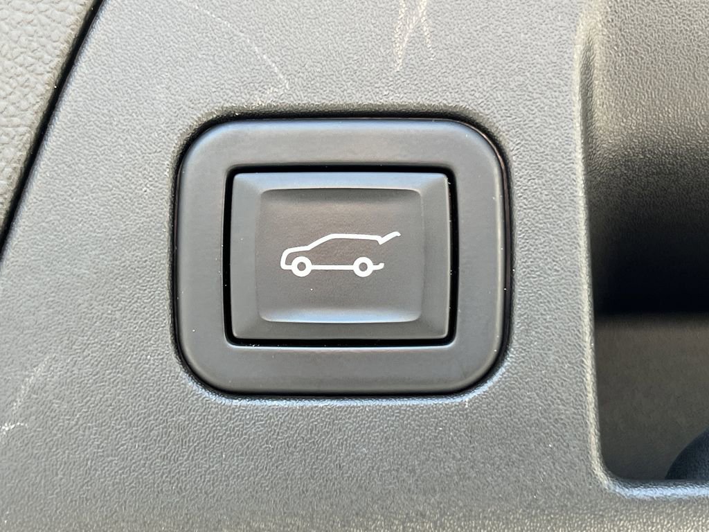 Used 2022 Buick Envision Essence w/ Safety Package FWD image 6