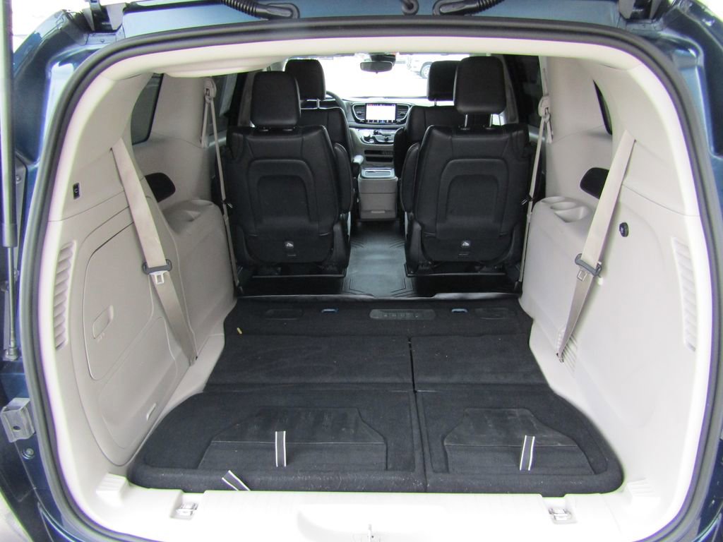 Used 2023 Chrysler Pacifica Touring-L image 34