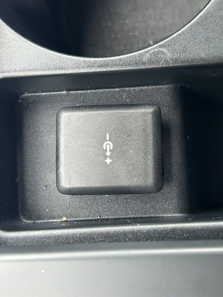 Used 2024 Jaguar F-PACE R-Dynamic S image 31