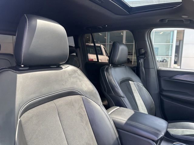 Used 2025 Jeep Grand Cherokee Altitude image 8
