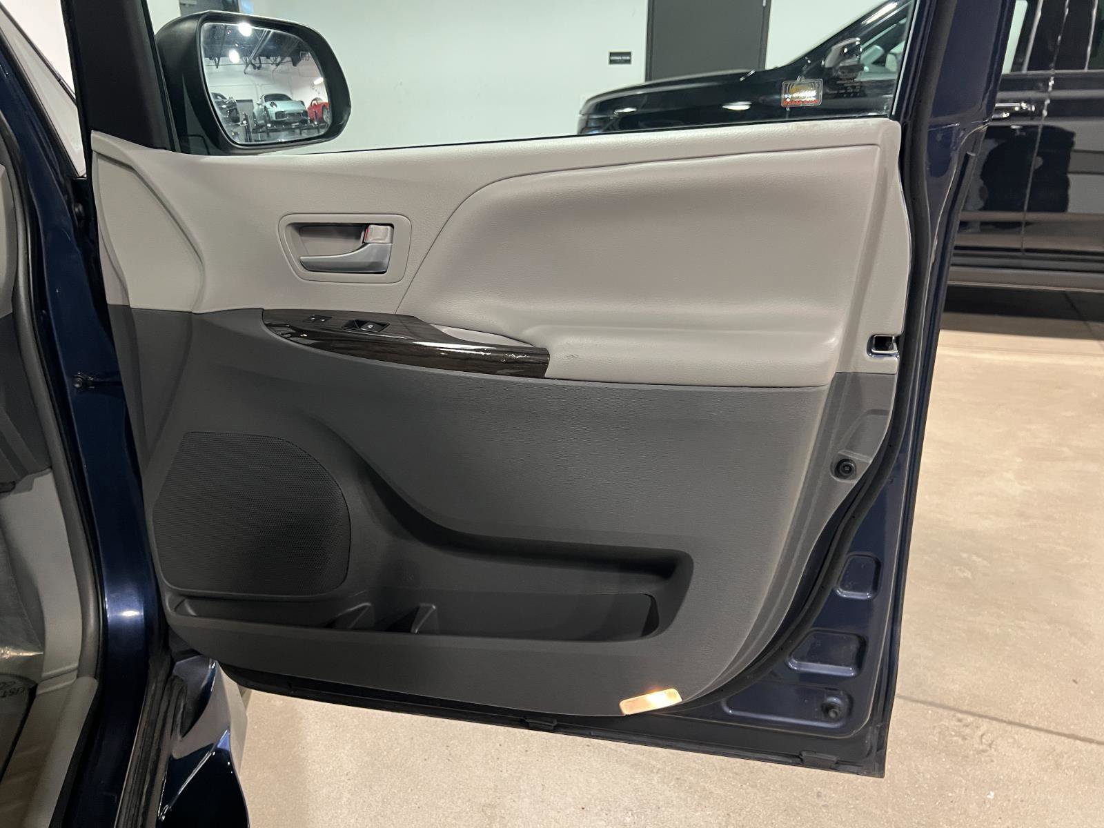 Used 2018 Toyota Sienna XLE w/ XLE Navigation Package image 41