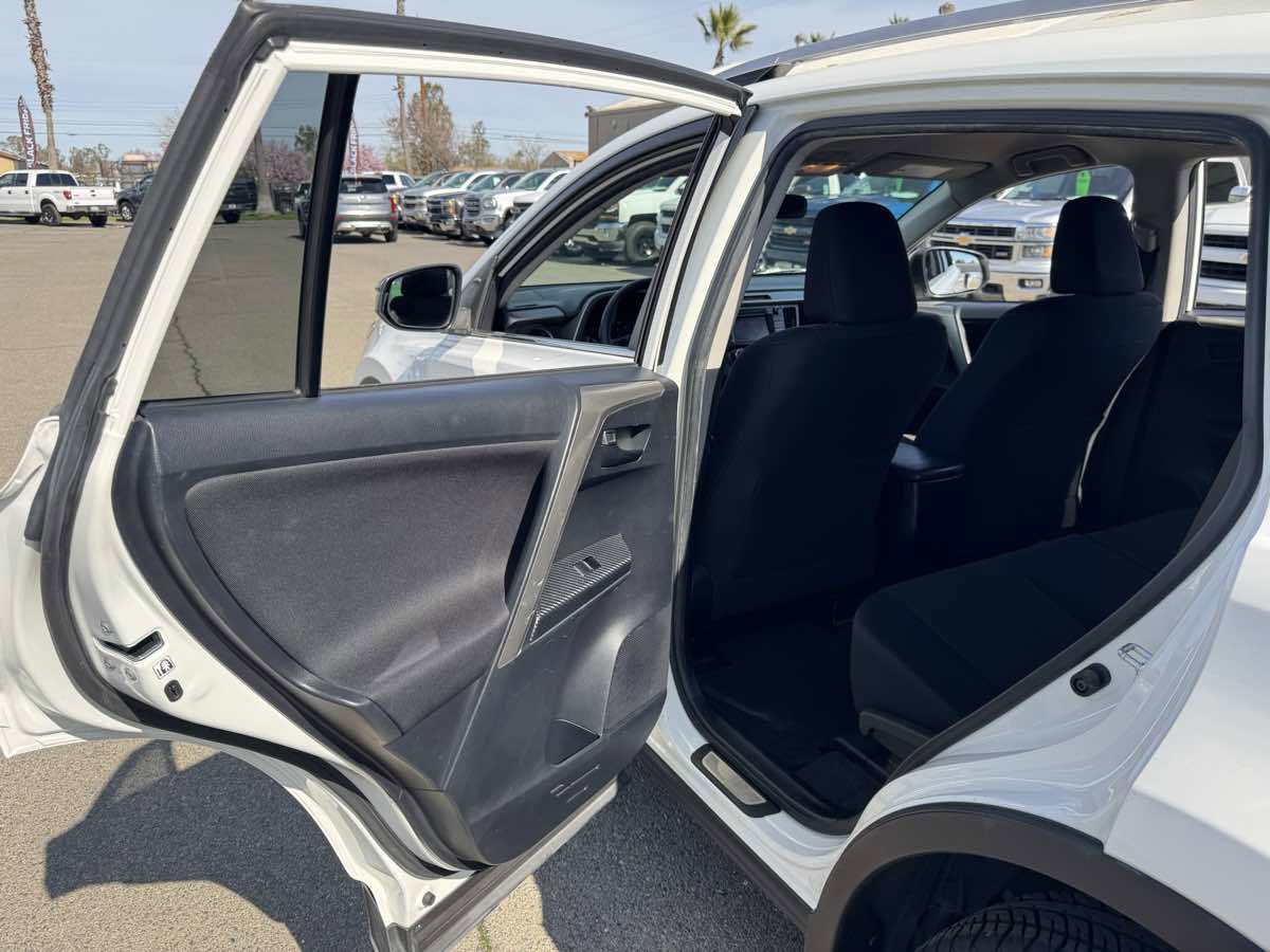 Used 2015 Toyota RAV4 LE image 20