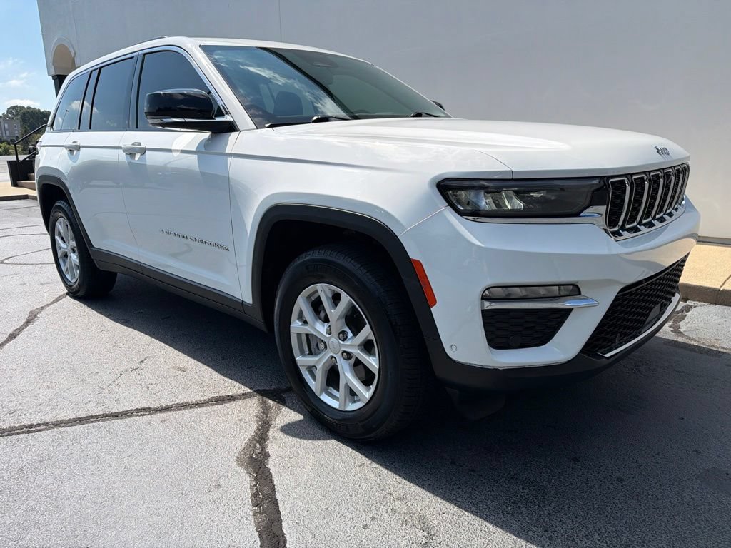 Certified 2023 Jeep Grand Cherokee Limited w/ Luxury Tech Group II AWD/4WD image 3
