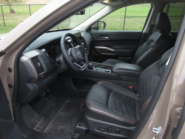 Used 2024 Nissan Pathfinder Platinum image 3