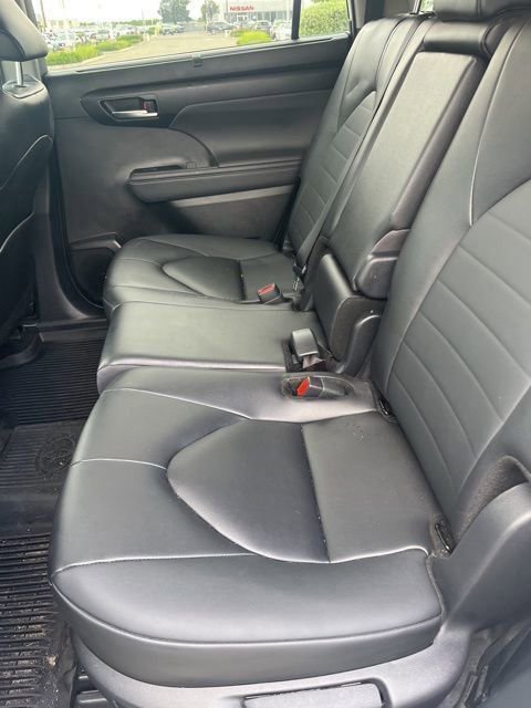 Used 2025 Toyota Highlander XLE image 11