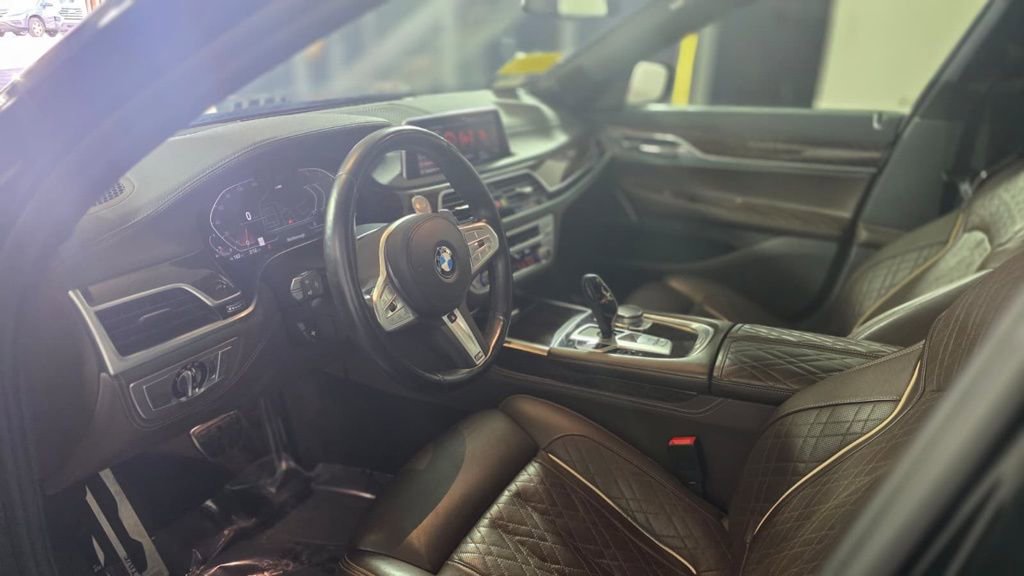 Used 2021 BMW 750i xDrive w/ Luxury Rear Seating Package image 15