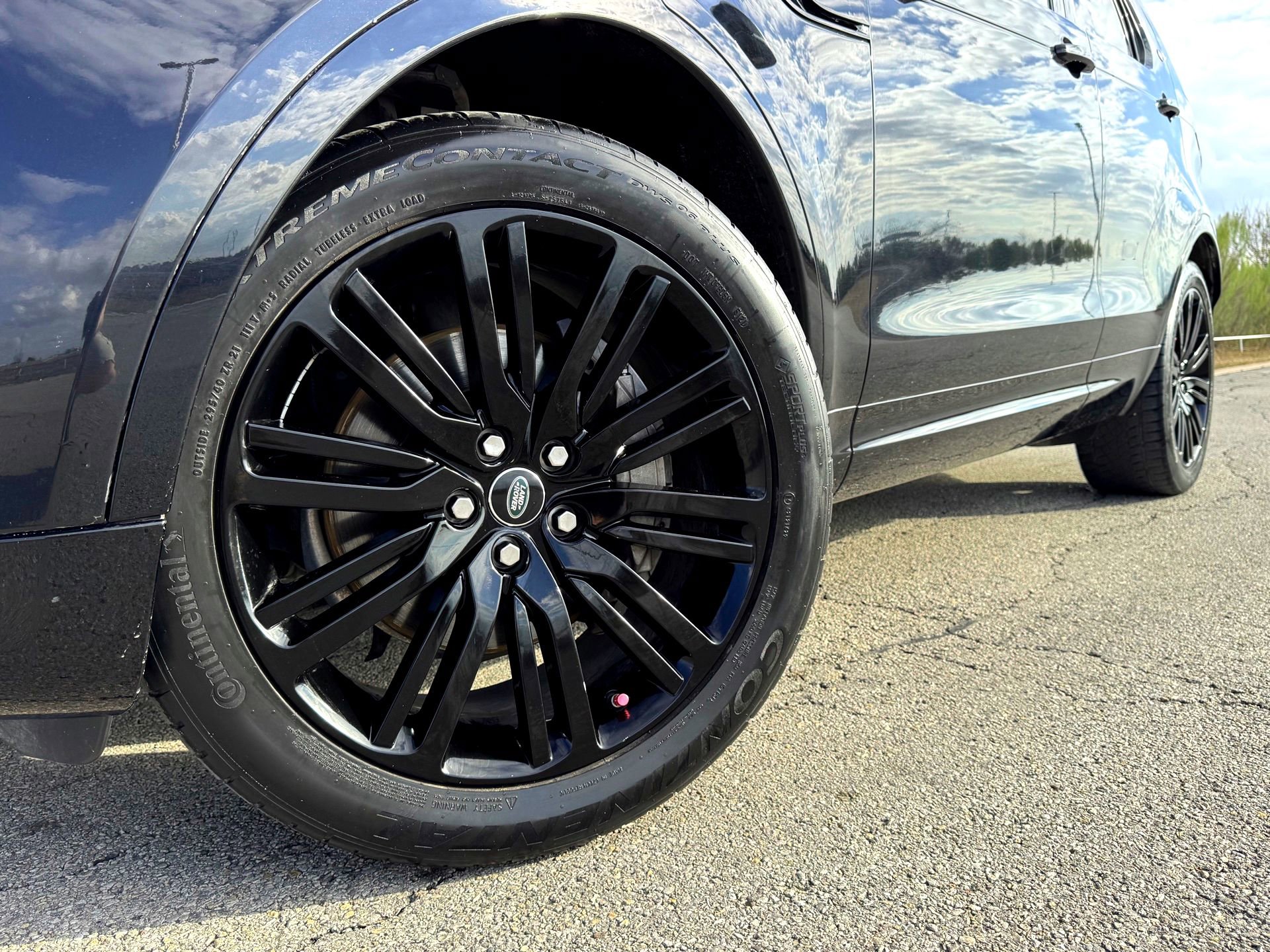 Used 2018 Land Rover Discovery HSE image 2