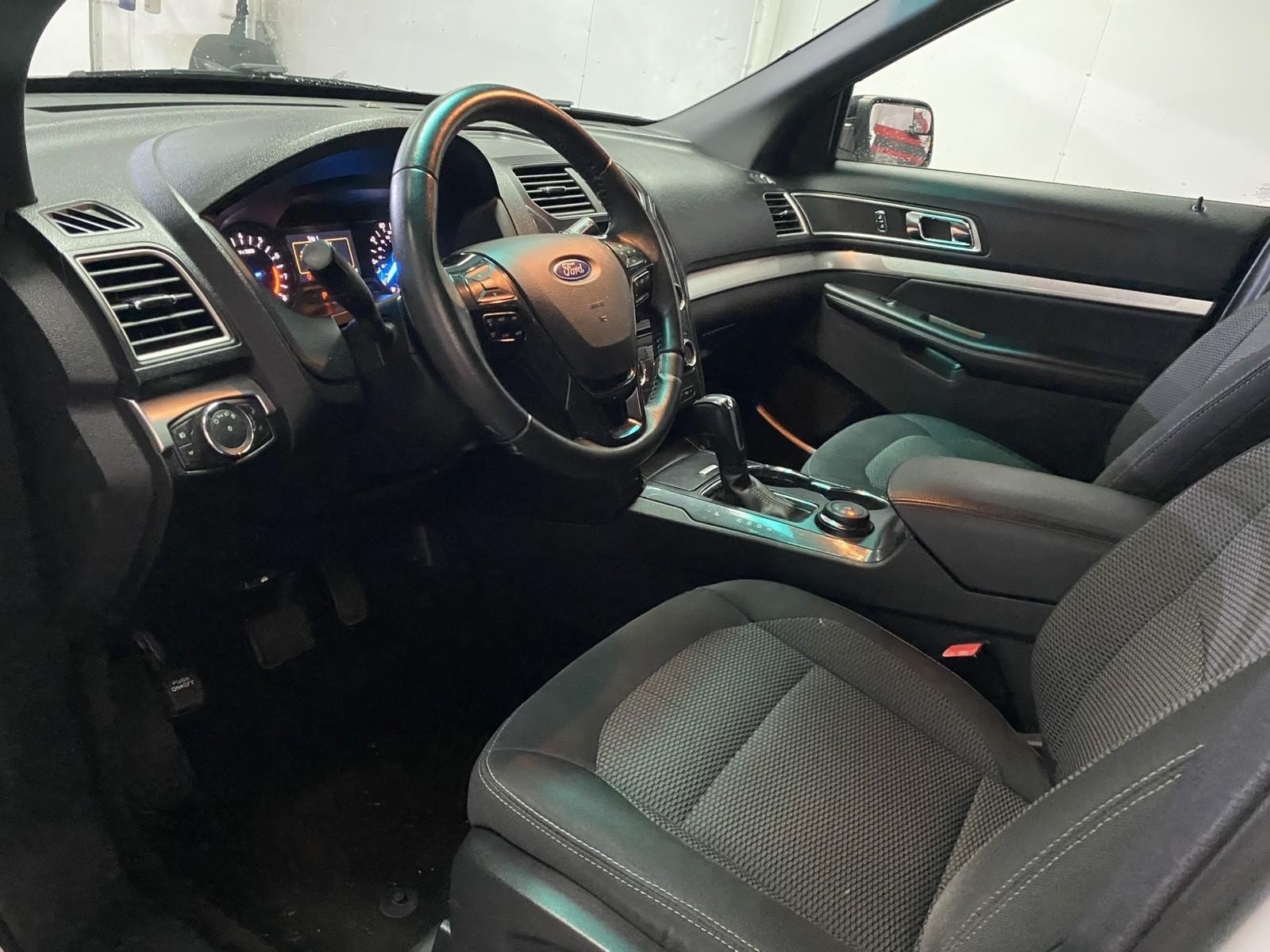 Used 2017 Ford Explorer XLT AWD/4WD image 20