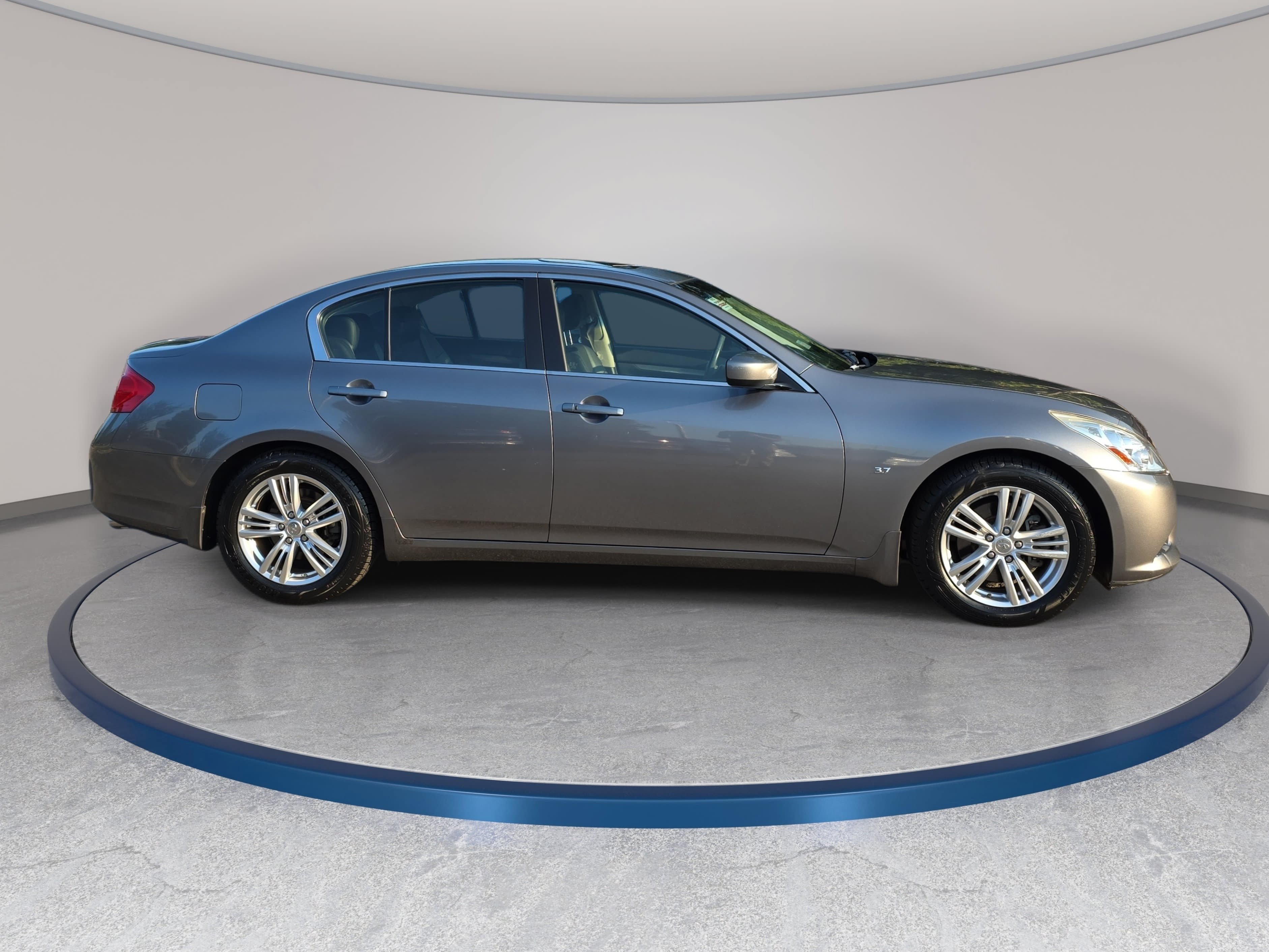 Used 2015 INFINITI Q40 w/ Navigation Package RWD image 4