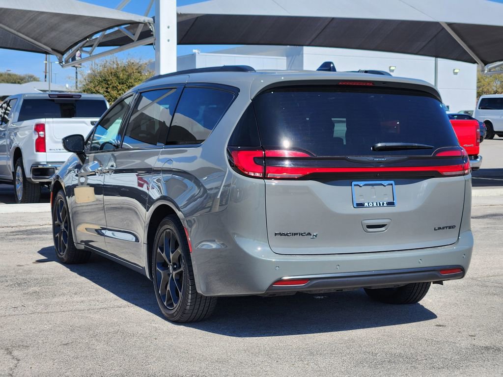 Used 2025 Chrysler Pacifica Limited image 5
