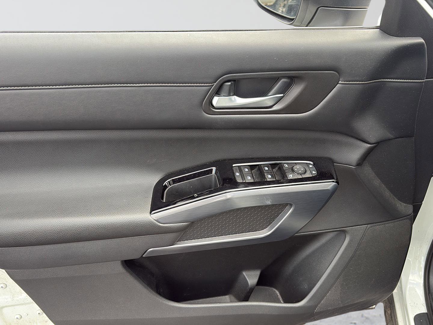 Used 2022 Nissan Pathfinder SL AWD/4WD image 12