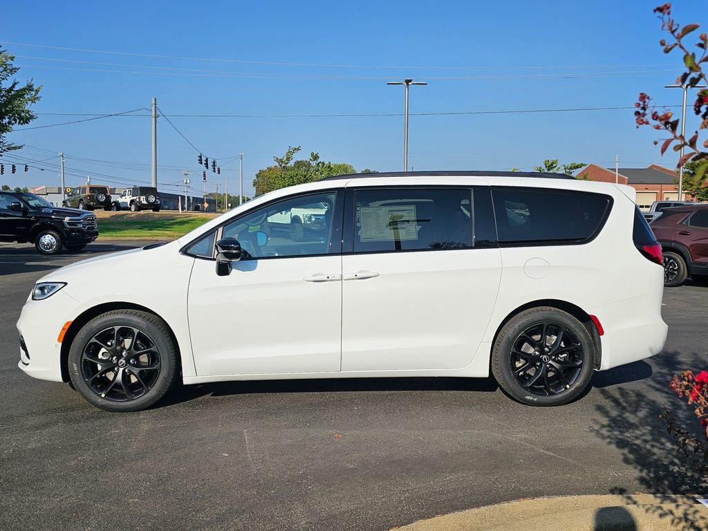 New 2026 Chrysler Pacifica Limited image 8