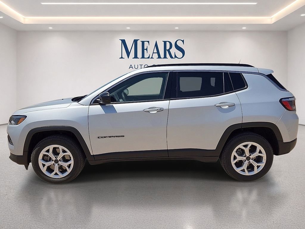 Used 2025 Jeep Compass Latitude AWD/4WD image 2