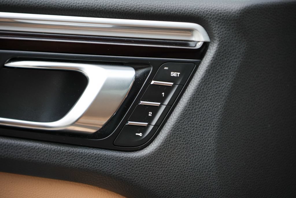Certified 2023 Porsche Macan Turbo AWD/4WD image 25