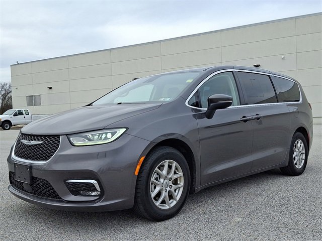 Used 2023 Chrysler Pacifica Touring-L image 6