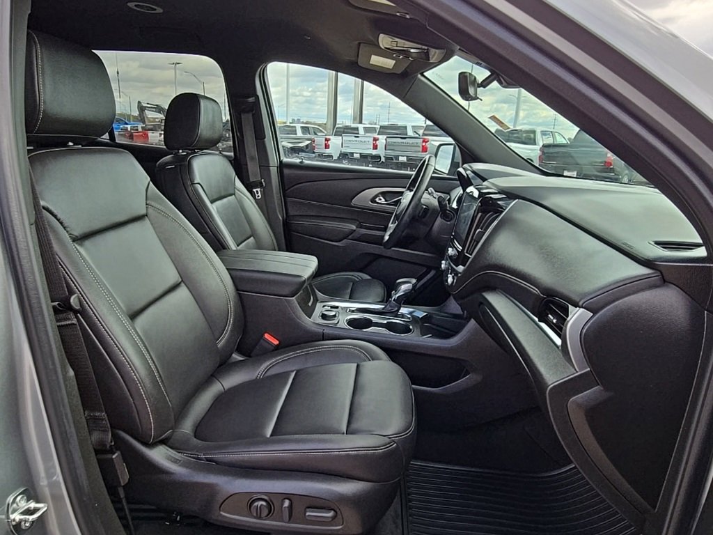 Used 2023 Chevrolet Traverse LT w/ Rear Camera Mirror Package image 22