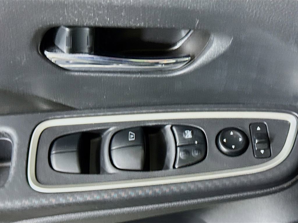 Used 2020 Nissan Versa SR w/ Convenience Package image 20