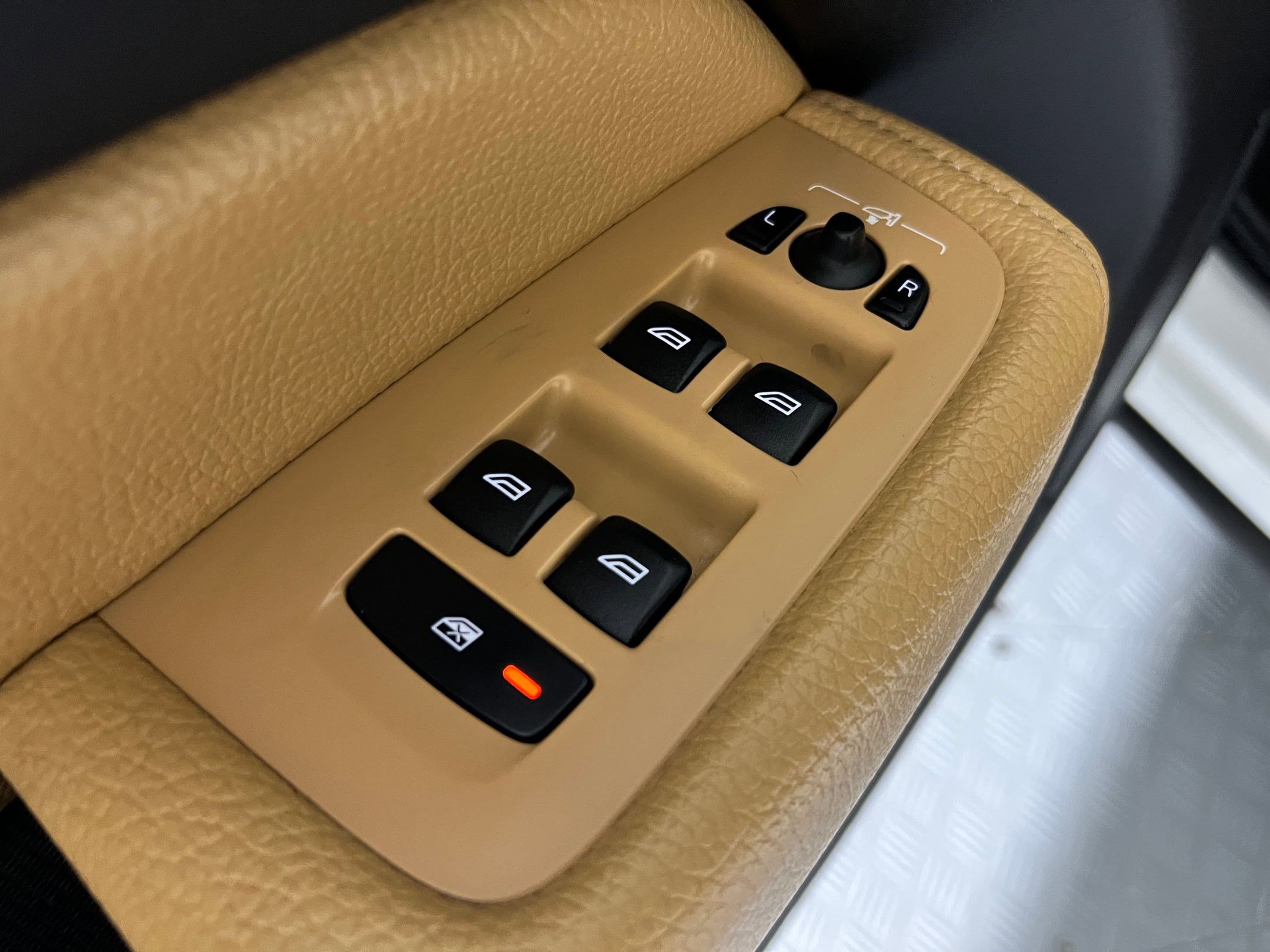 Used 2018 Volvo XC60 T5 Momentum w/ Vision Package image 22