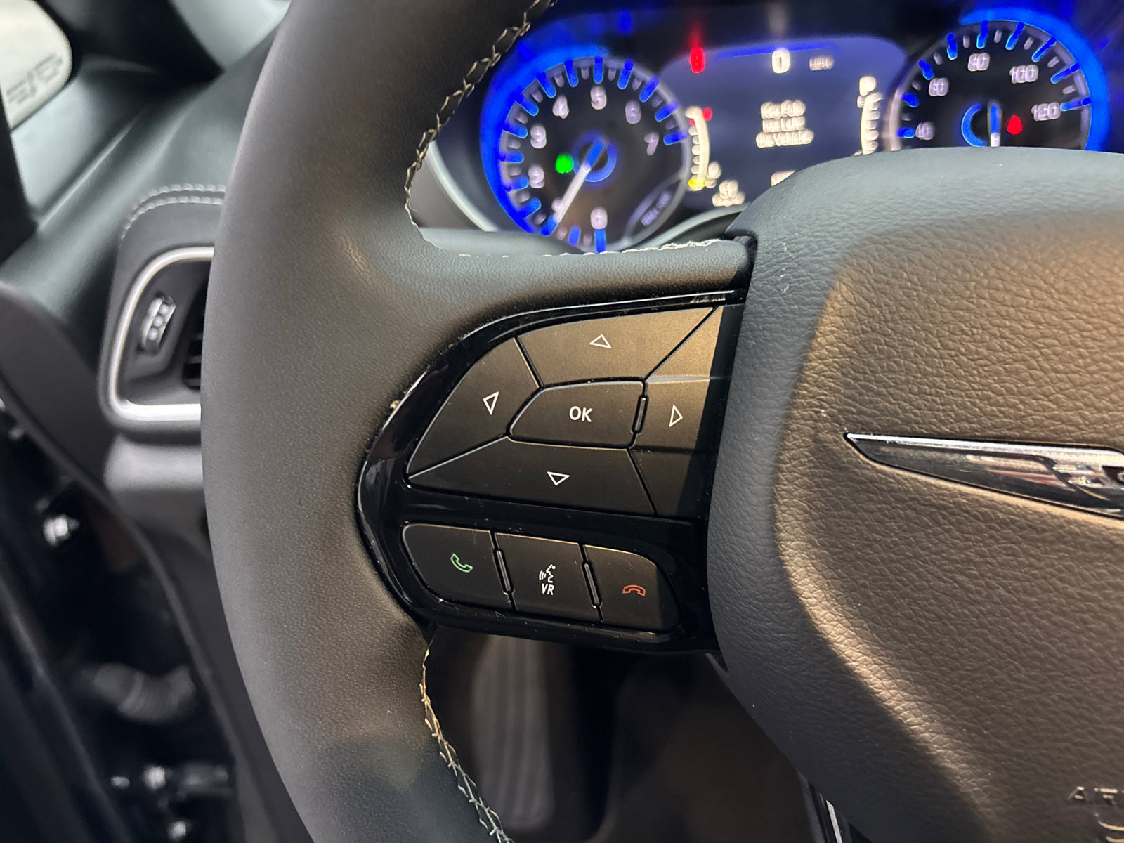 Used 2023 Chrysler Pacifica Limited w/ Uconnect Theater Family Group image 18