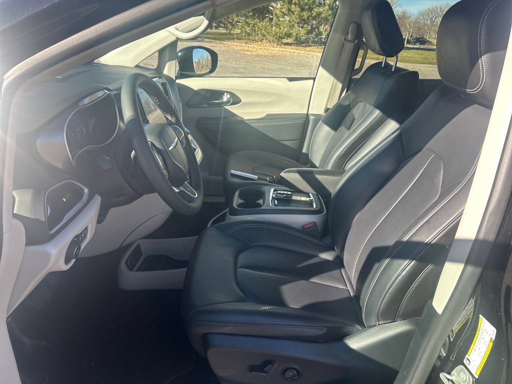 Used 2024 Chrysler Pacifica Touring-L FWD image 10