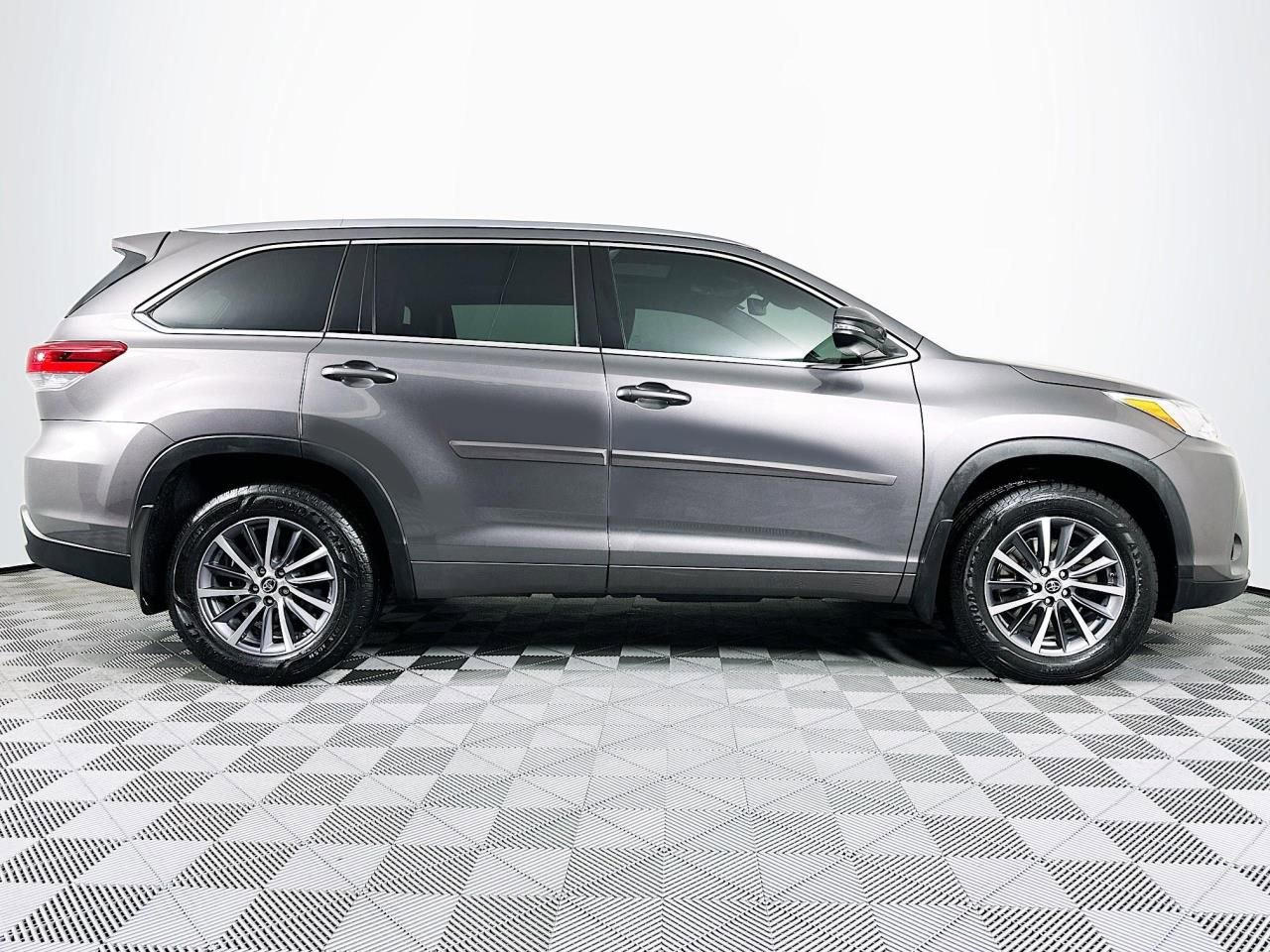 Used 2018 Toyota Highlander XLE image 27