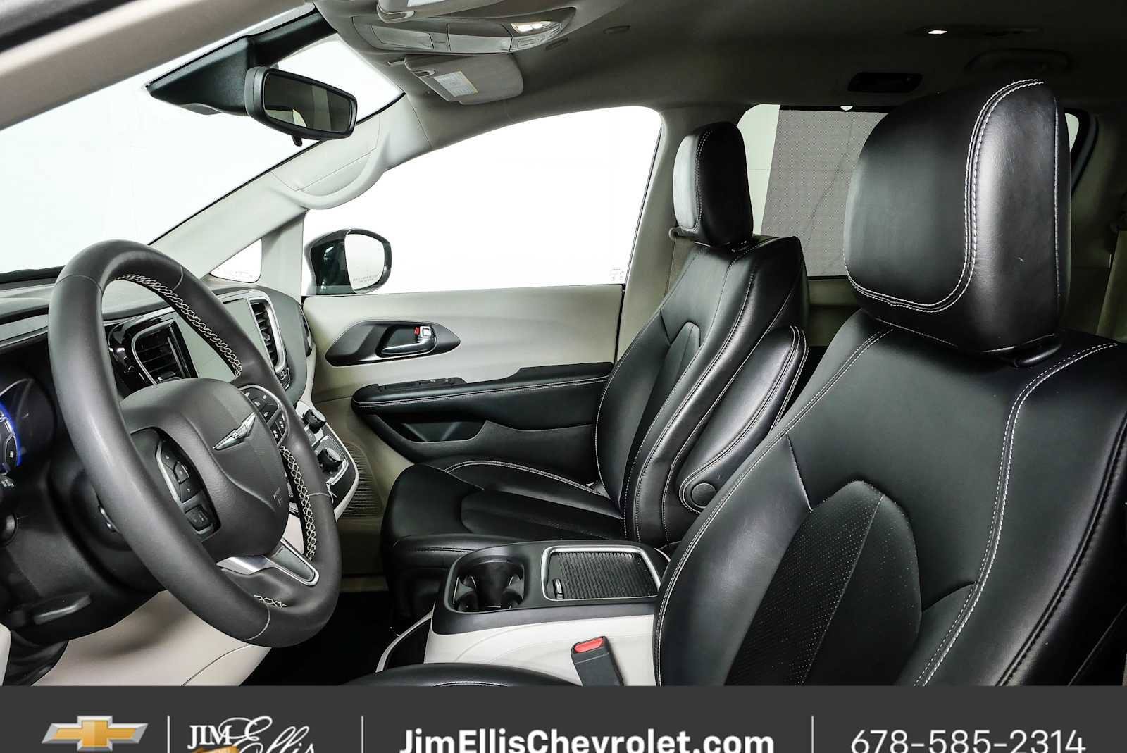 Used 2024 Chrysler Pacifica Touring-L FWD image 5