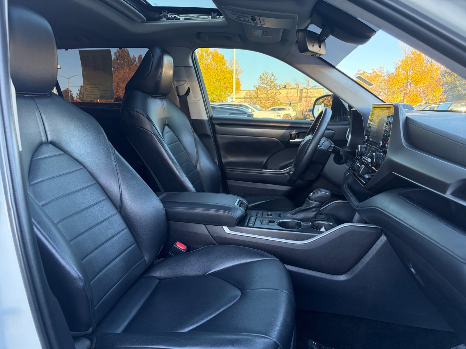 Used 2022 Toyota Highlander XLE AWD/4WD image 31