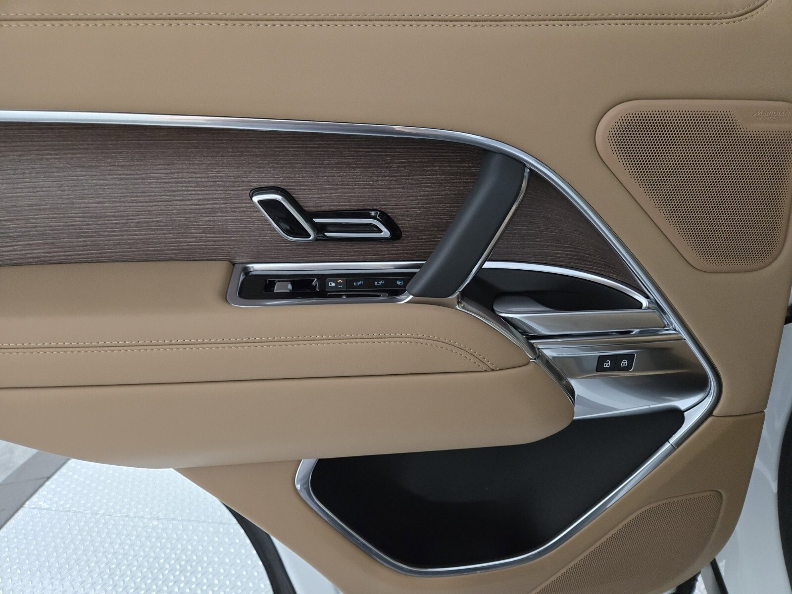 New 2025 Land Rover Range Rover SE image 21