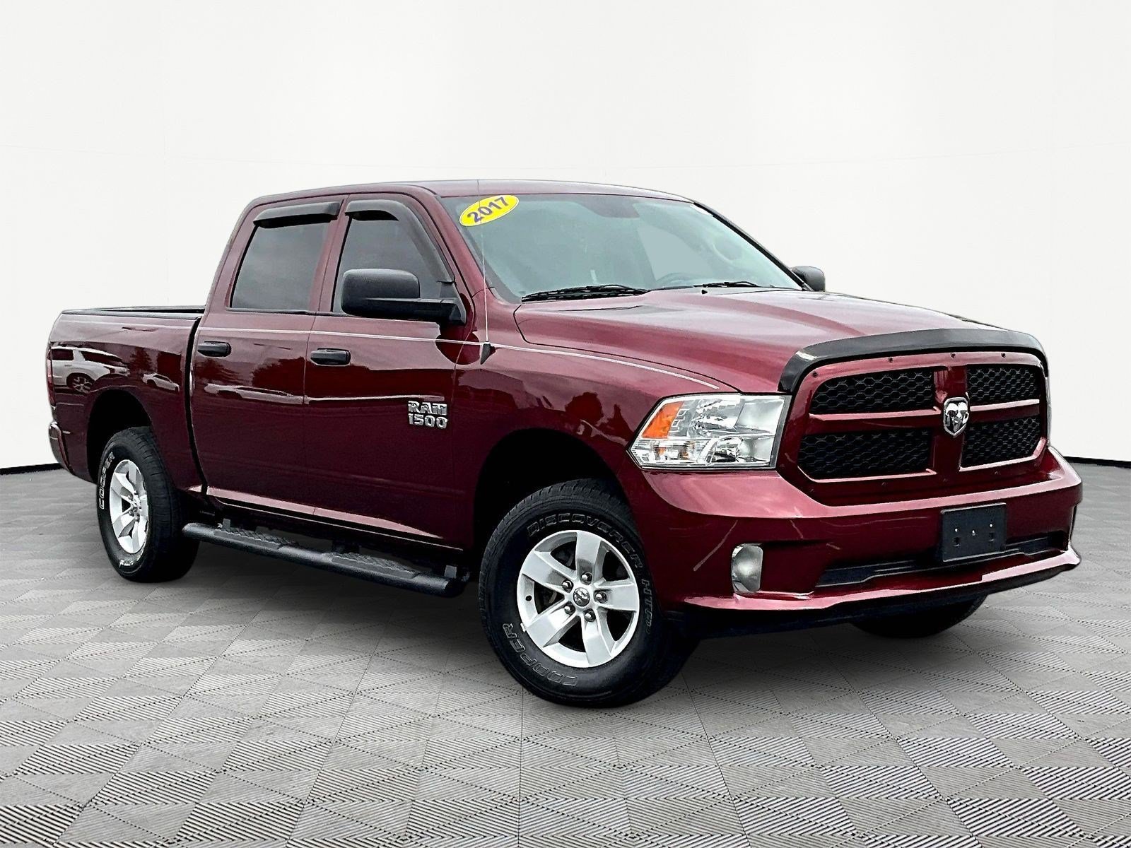 Used 2017 RAM 1500 Express RWD image 3