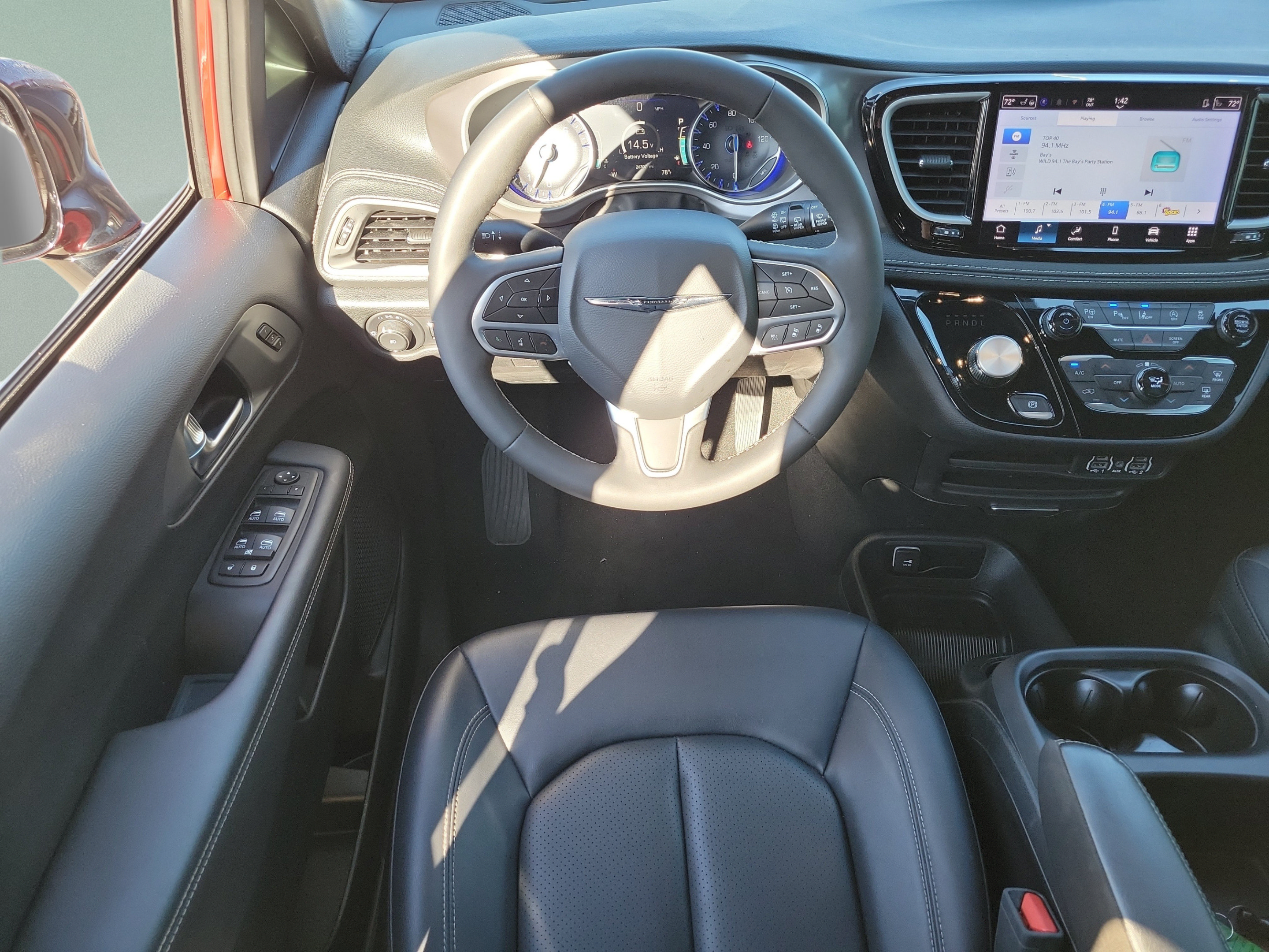 Used 2025 Chrysler Pacifica Select AWD/4WD image 8