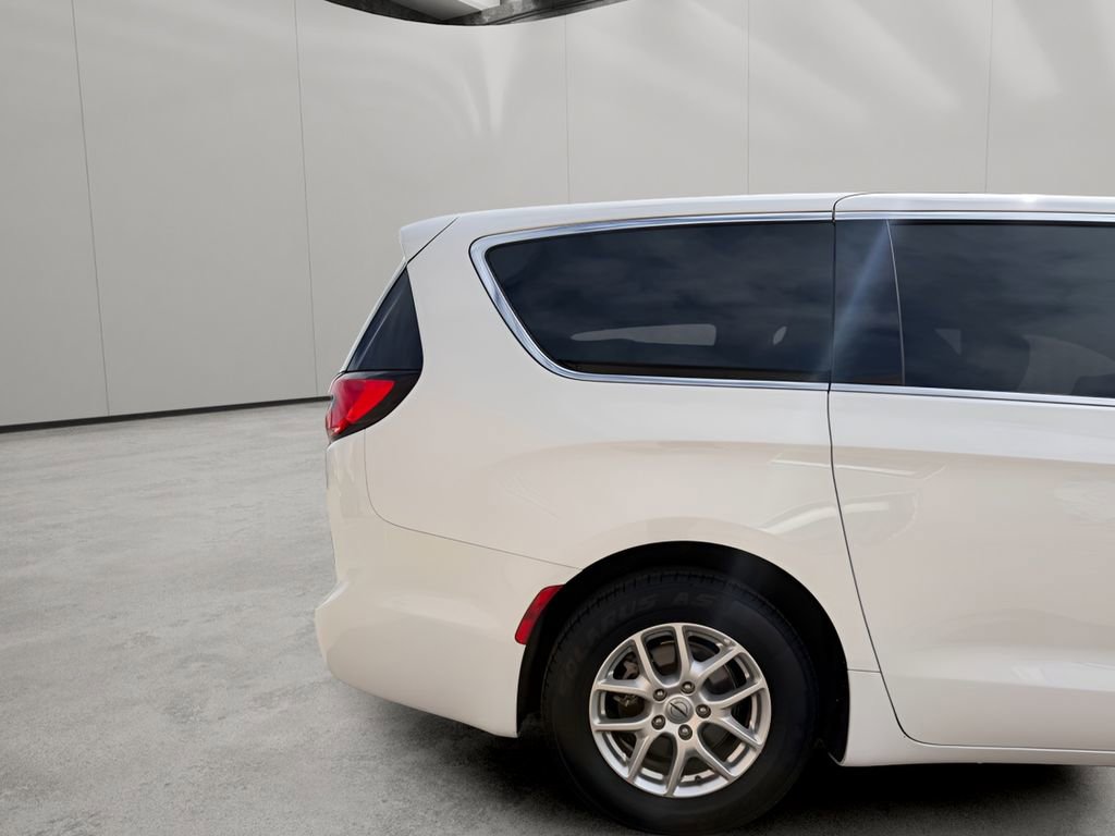 Used 2023 Chrysler Pacifica Touring-L image 3