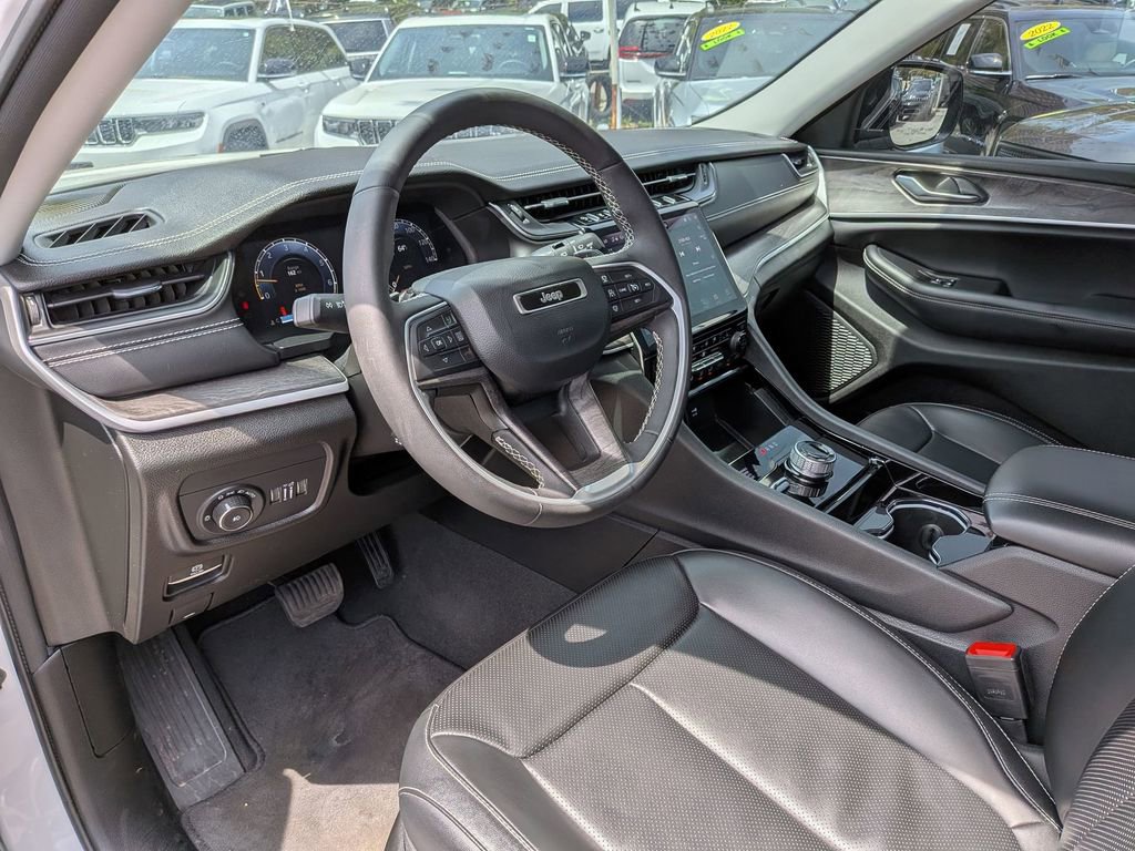 Used 2023 Jeep Grand Cherokee Limited w/ Luxury Tech Group II AWD/4WD image 13