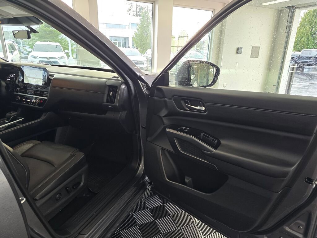 Used 2025 Nissan Pathfinder SL w/ SL Premium Package image 45