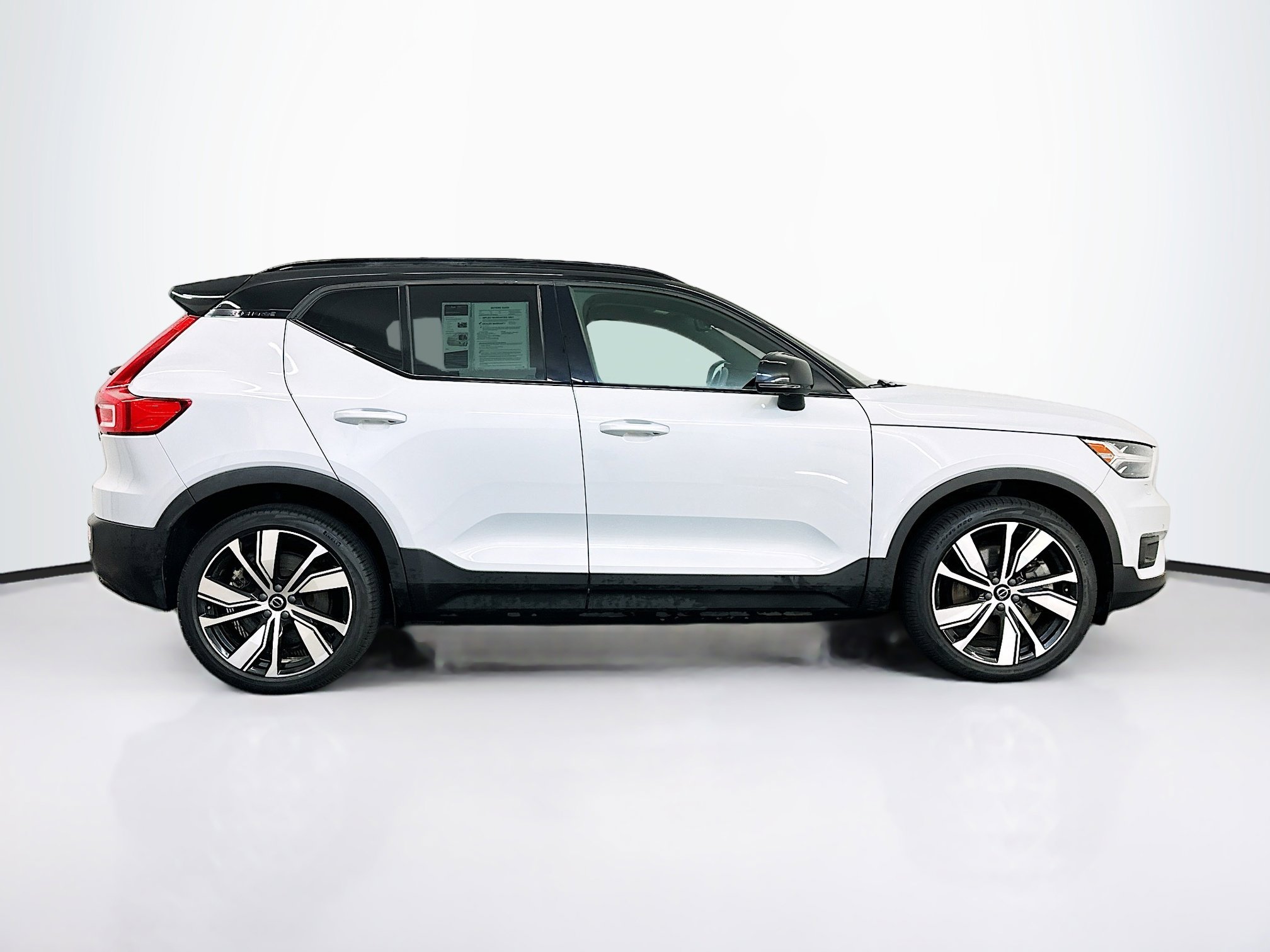 Used 2021 Volvo XC40 P8 Recharge image 10
