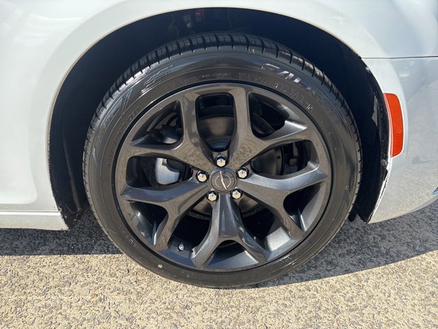 Used 2022 Chrysler 300 Touring w/ Sport Appearance Package image 29